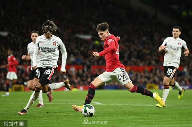 罗马诺：姆贝乌莫刚刚与曼联签约，可以被视为曼联球员了.